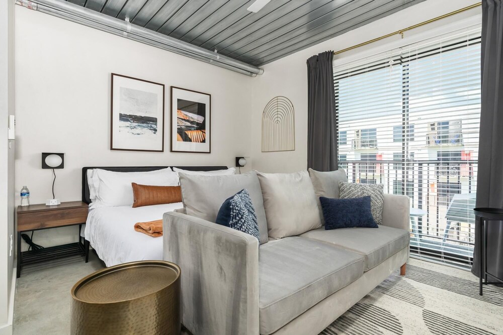 Mid Main Lofts 6222 Cool Comfortable Studio Loft Midtown view 5