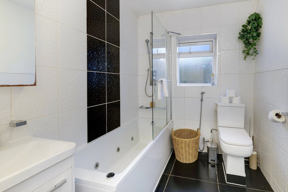 Modern 4 Bedroom Hse Garden in Feltham