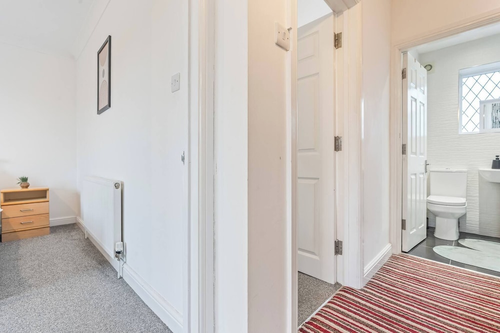Beautiful 5 Bedroom Home in Coventry 14min to NEC