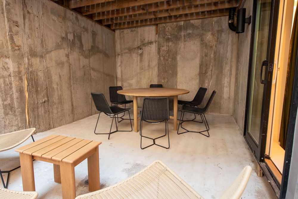 Sosuite 2BR Apt w Patio W D Sofabed