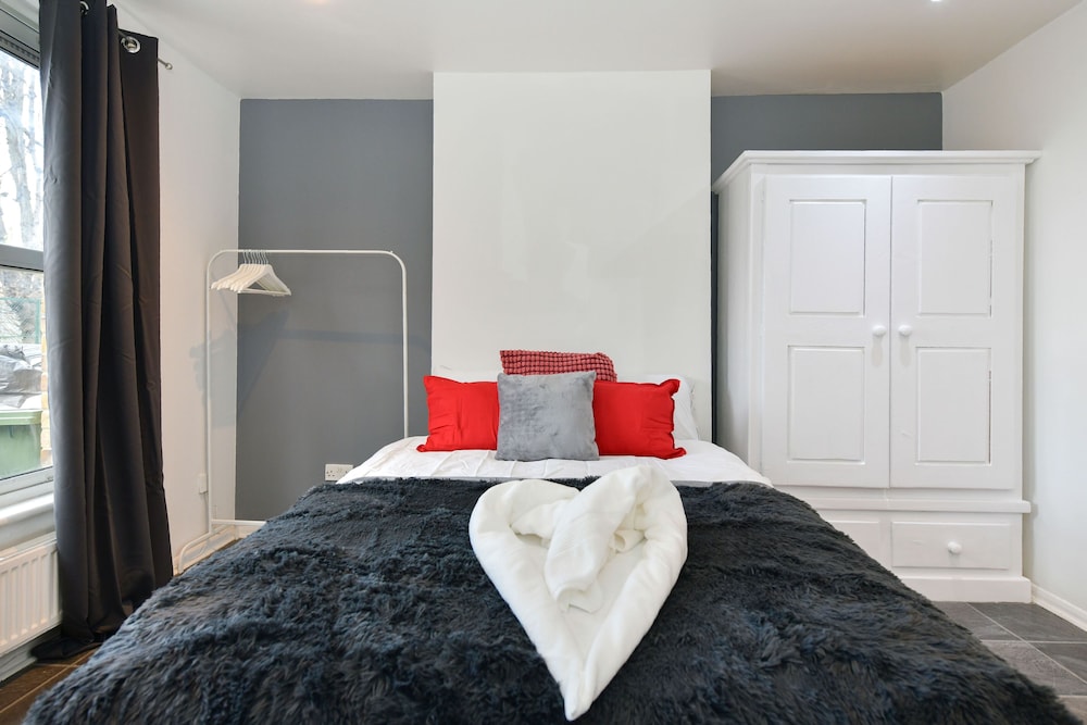 Impeccable 4-bed House With Garden in Brixton