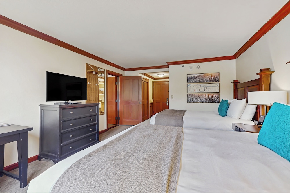 2BR Condo w/ Pool Access, Hot Tub, & ski In/out
