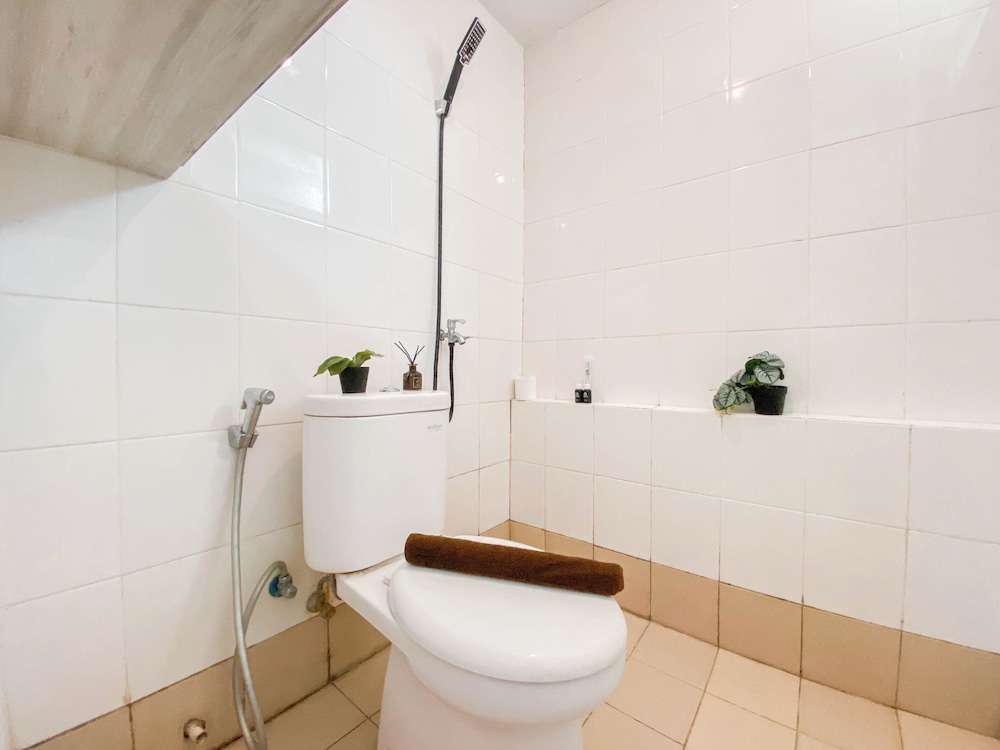 Best And Homey 2Br At Bassura City Apartment