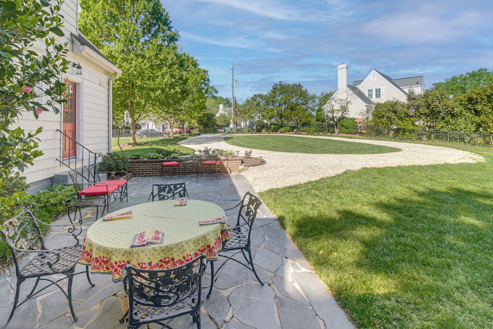 Walk to Dining & Shops: Historic Belmont Home