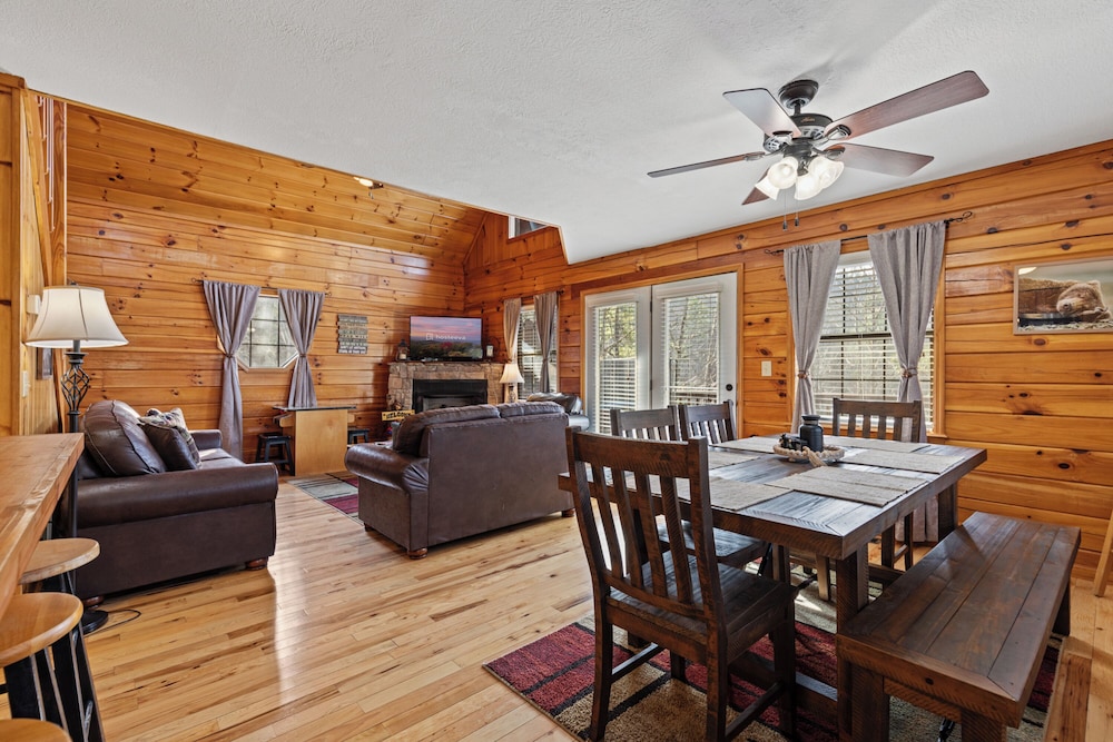 Bear Hideaway Cozy 3BR Cabin