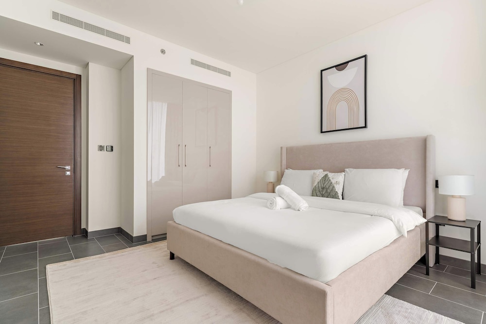 Spacious 2BR in The Crest With Pool and gym