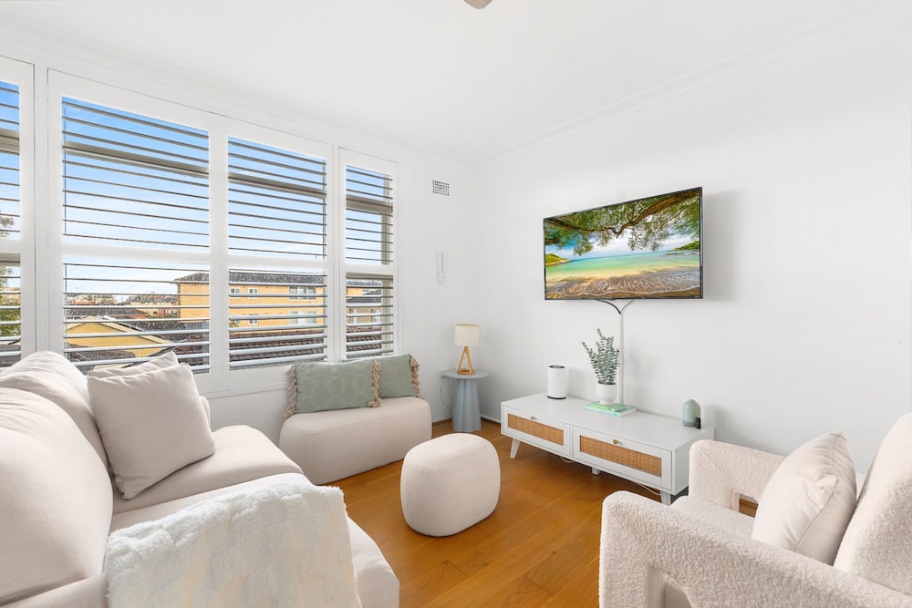 Bright 2-bed Flat With Balcony in Vaucluse