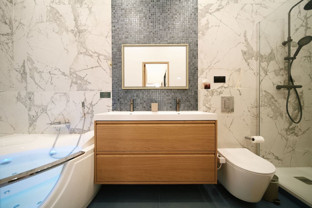 Lavie Maison Marais AC Hot Tub