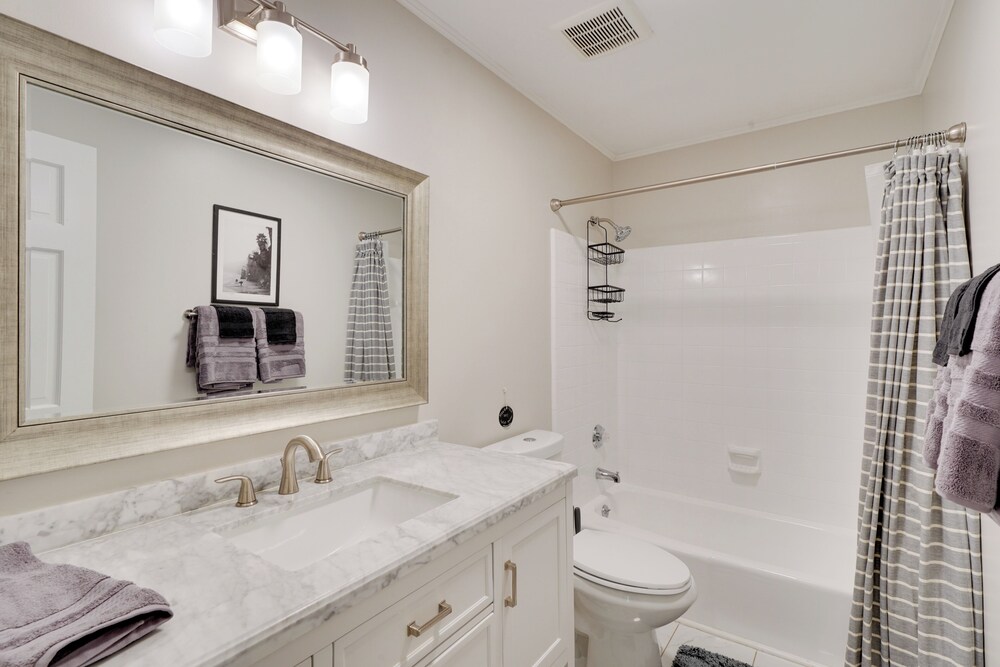7 Mi to Dtwn Raleigh: Townhome w/ Deck!