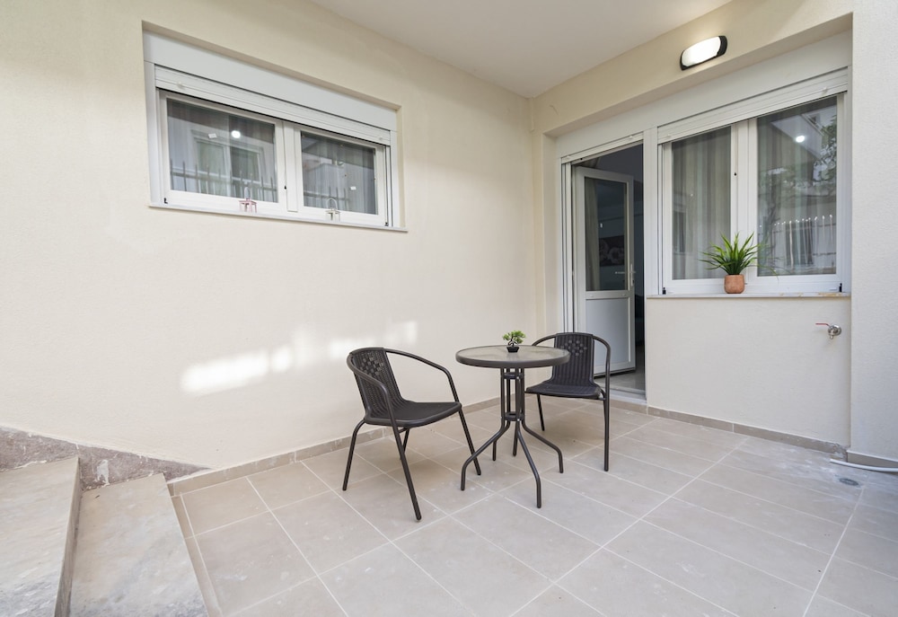Kyranna Apartment 2 by Rentalspro photo 1