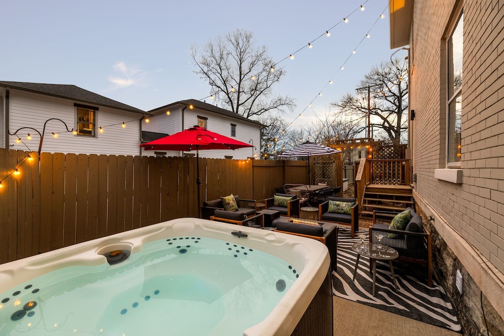 Southern Elegance-private Hot Tub-walk to 12 S