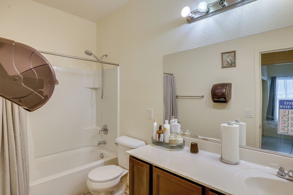 7 Mi to Dtwn: Spacious Stay in Phoenix!