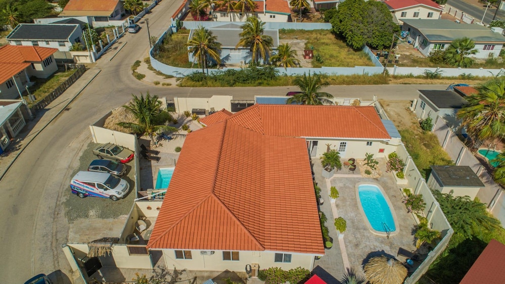 Poolside 1-bed Near Palm Beach