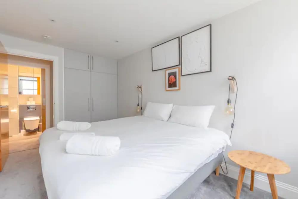 Chic 1BD Flat W/patio - 2 Mins From Baron's Court!