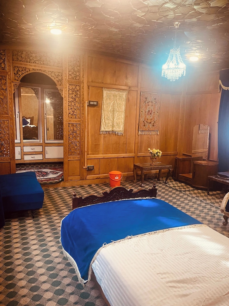 The Apollo 11 Heritage Luxury Houseboat