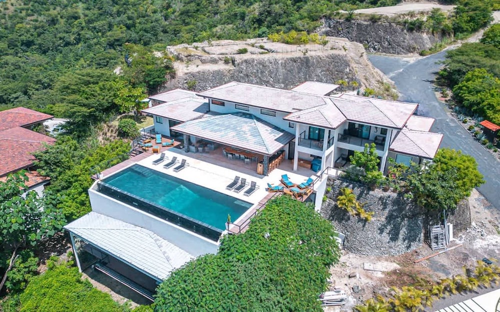 w Breathtaking 9BR Villa in Costa Rica