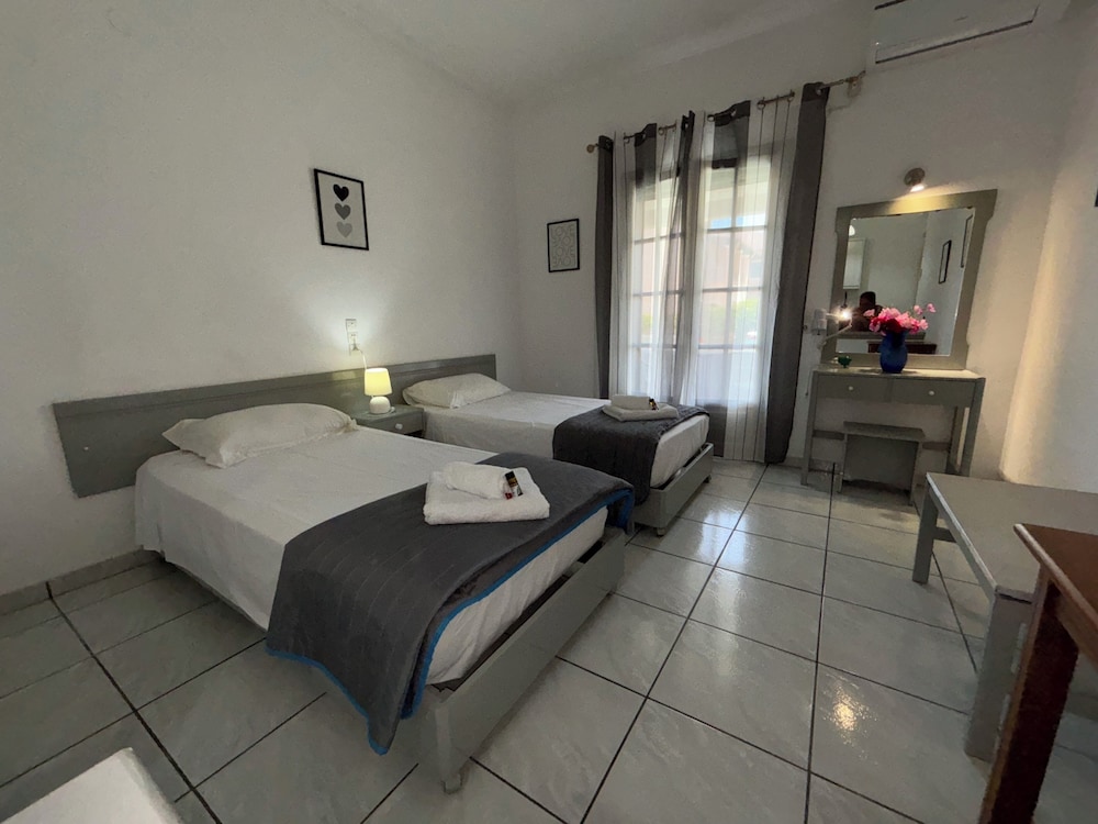 DOLPHIN APARTMENTS & STUDIOS