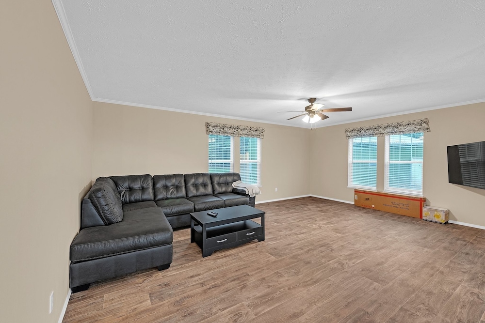 Lakeside Retreat W/ Beach Access & Kayaks 3 Bedroom Home