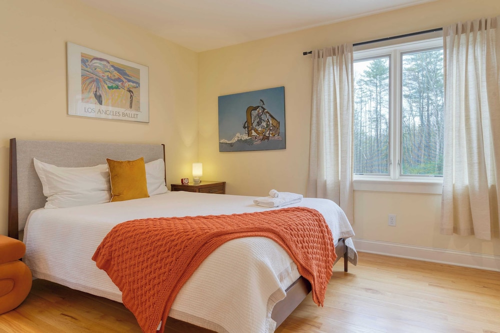 Pool+hot Tub, Firepit Near Hikes, Shops, Dining Cragswood Lodge by Avantstay