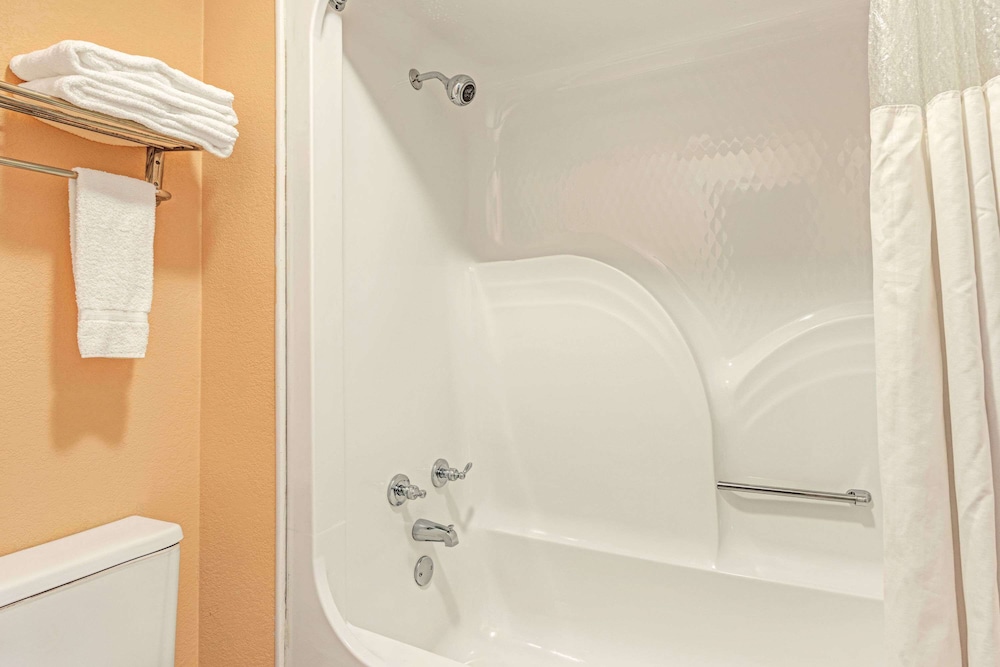 Days Inn  Suites by Wyndham Osceola AR - Property Image 12