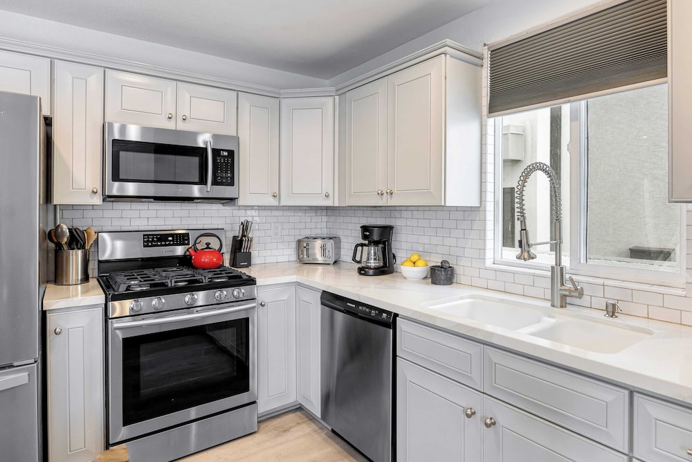 Sleeps 18 Steps to the Beach, Shops & Eateries Ocean Views, Patio, Fire Pit