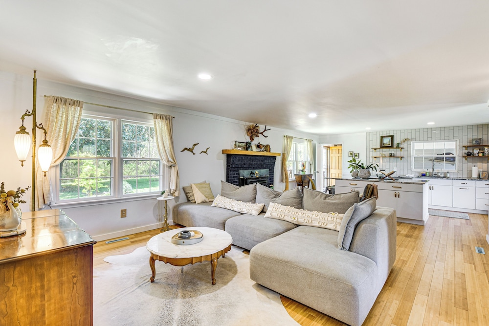 5 Mi to Lake Keowee: Stylish Salem Home w/ Yard!