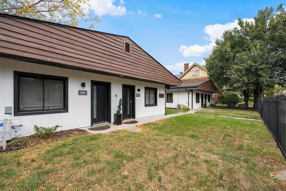 Chic City Retreat 97 Sleeps 2!