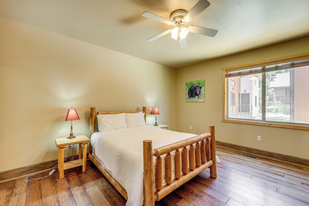 Walkable Big Bear Lake Home w/ Private Hot Tub!
