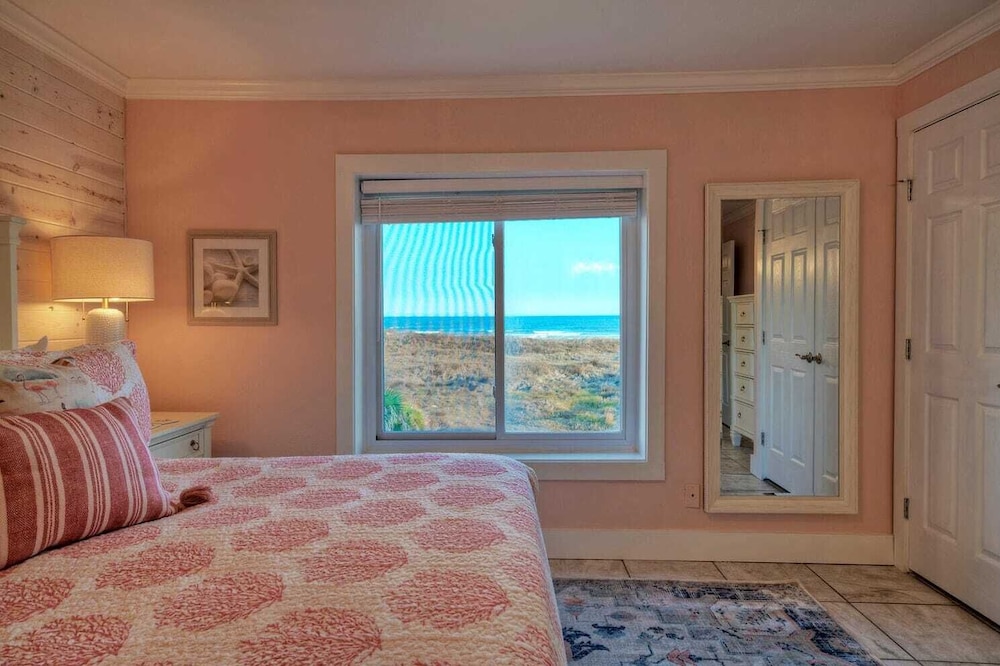 Gulf Views + Pools, Tennis, Pickleball & Beach Access Awesome Beachfront by Avantstay