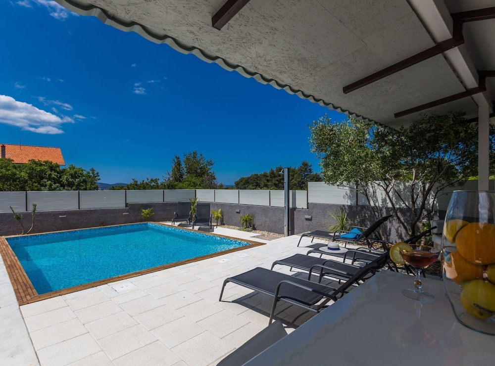 Zadar Lavish and Luxurious Apartment With Private Pool