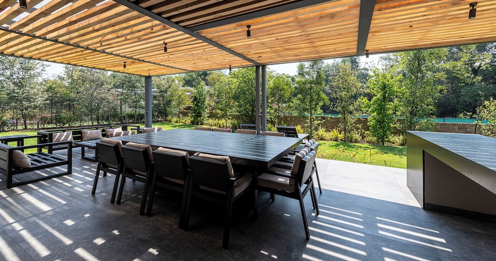Casa Cundi-Contemporary Living in Nature