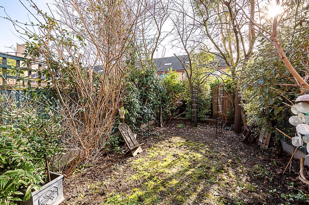 Stylish & Spacious 3-bed Home in Vibrant Bow