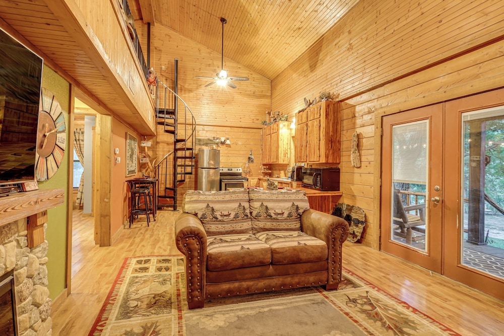 Private Pool: Fun Riverfront Retreat in Hamilton!