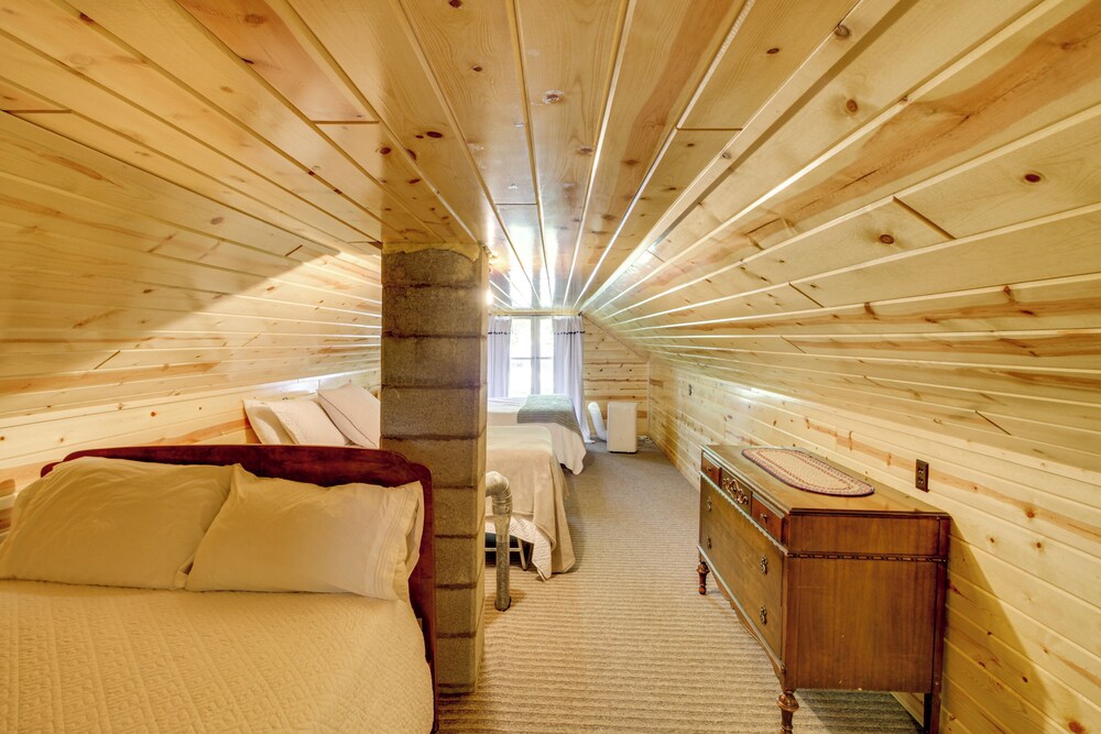 Hackensack Waterfront Retreat on Tenmile Lake