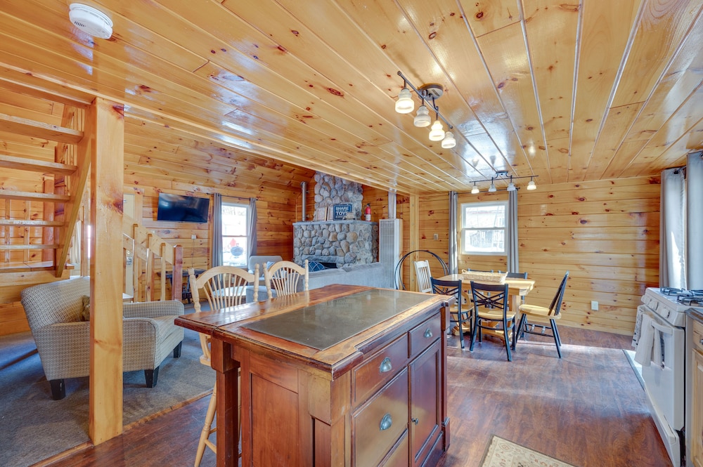 Cozy Laconia Cabin, Close to Winnipesaukee Pier!