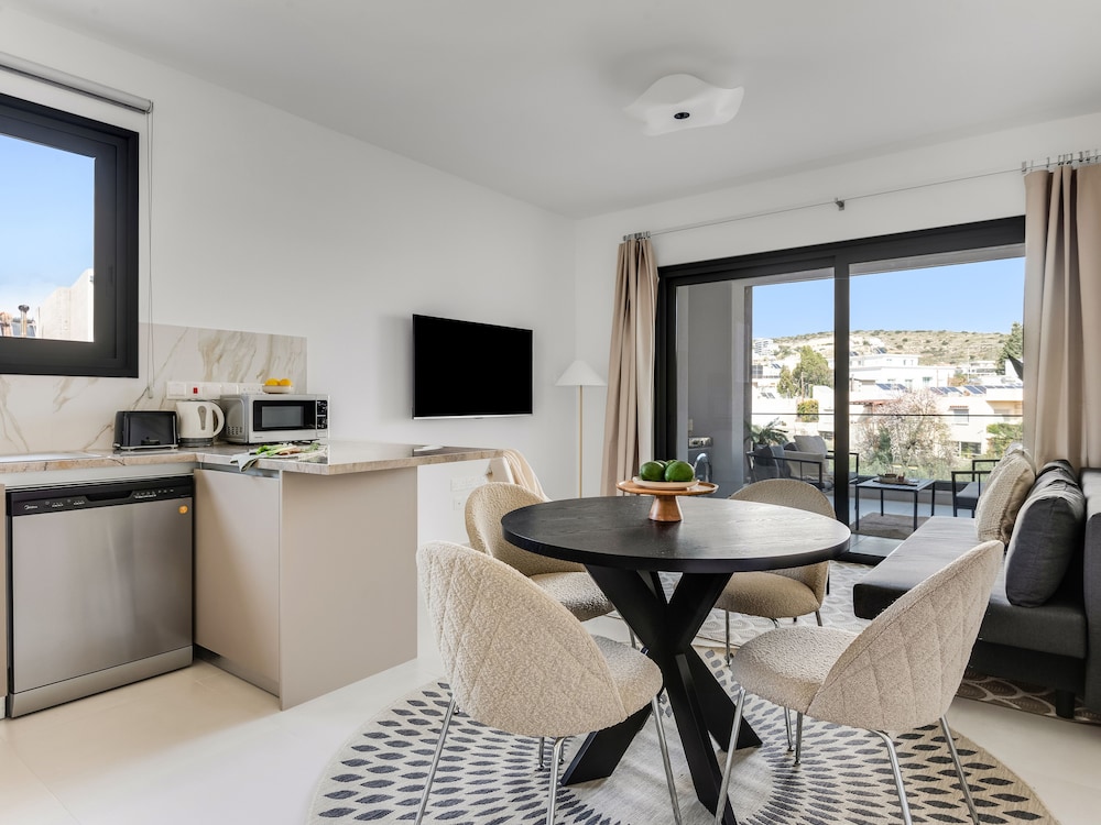 Sanders Triple - Cozy 1-bdr Apt With Balcony