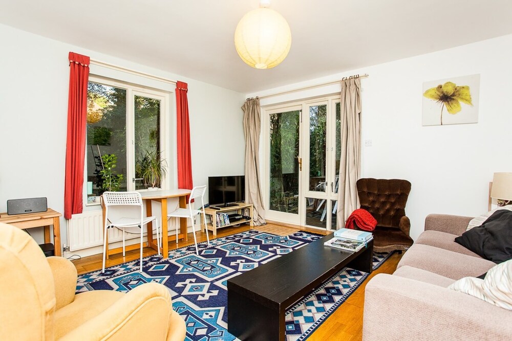 Charming Peaceful 2 Bed with Parking and Garden