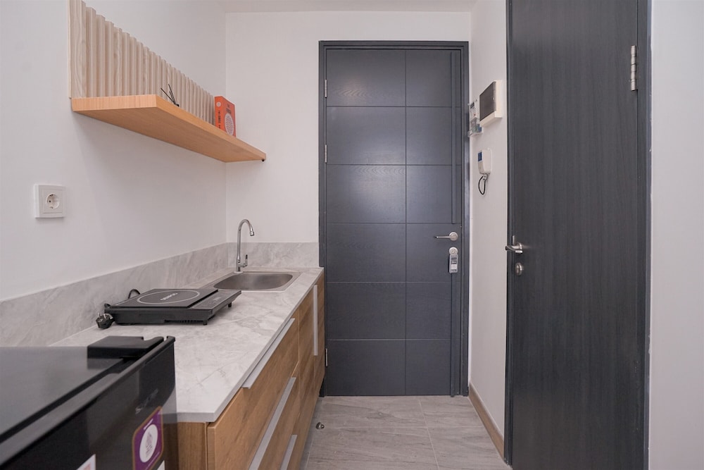 Comfortable Studio Room at Collins Boulevard Apartment