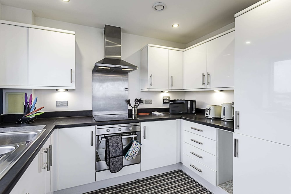 Trendy Queen's Park Apartment With Views Across London