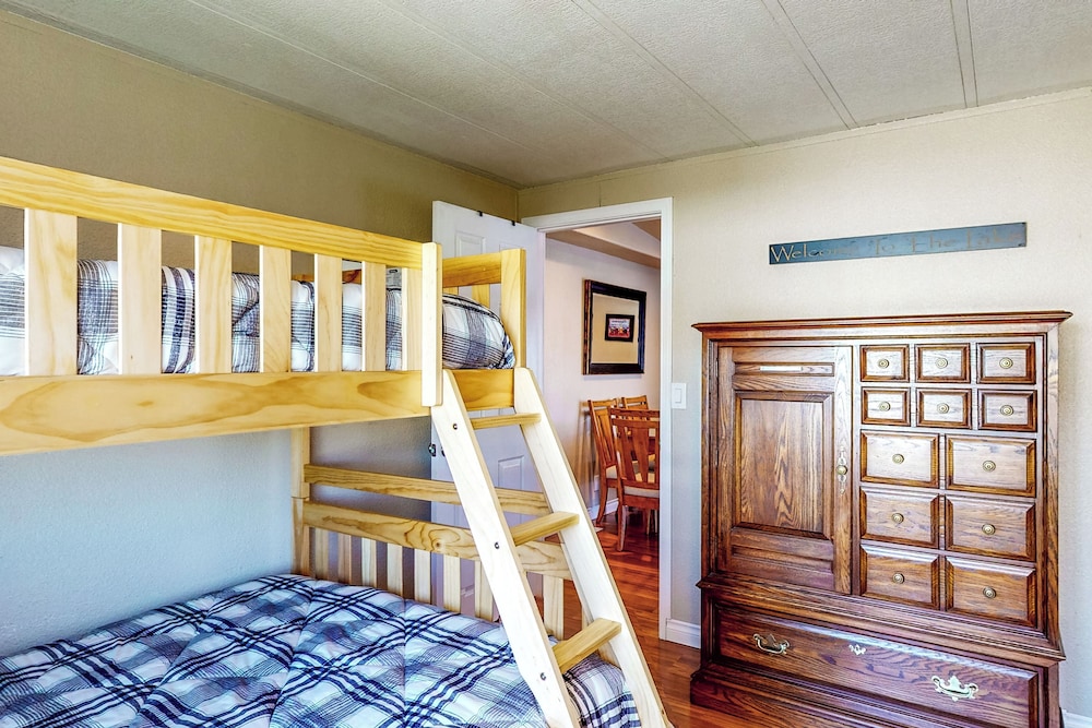 Paradise Point: Lakefront Escape w/ Views