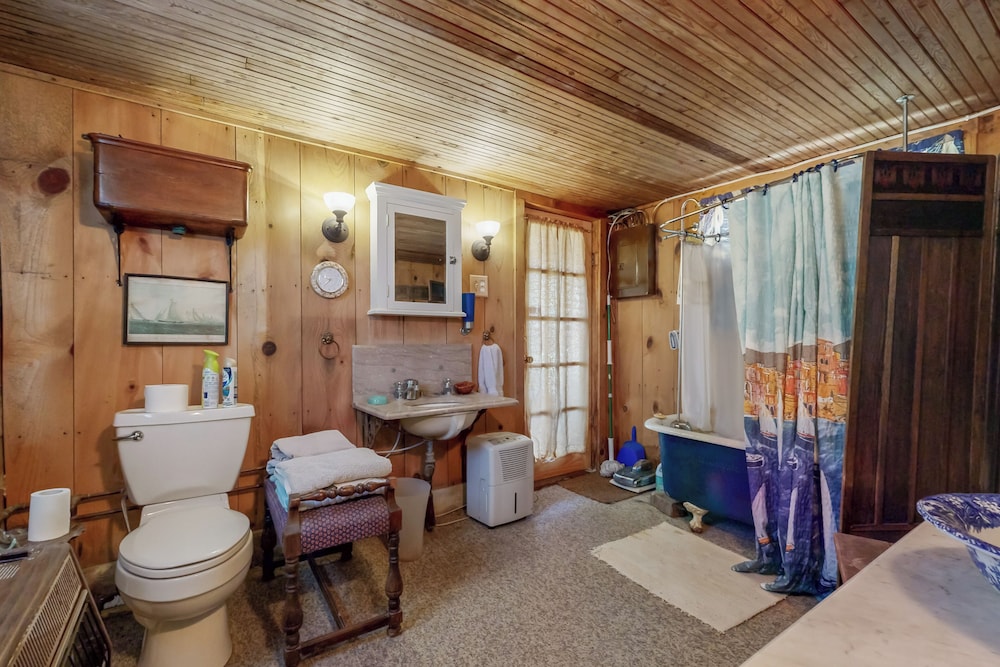 6BR Lakefront Estate w/ Private Piers & Patios