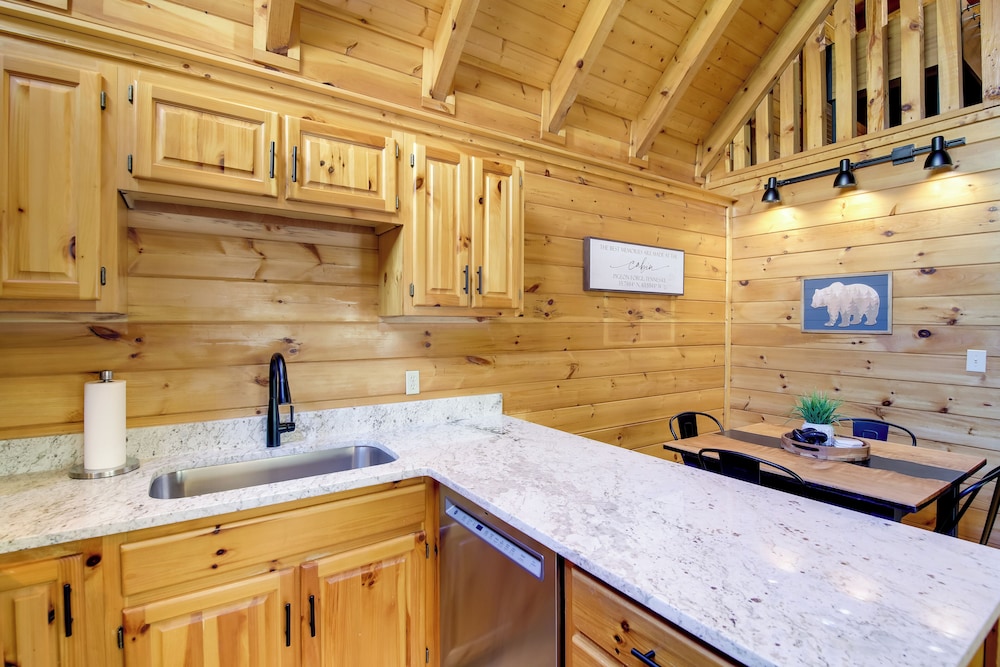 Pigeon Forge Vacation Rental w/ Private Hot Tub! view 3