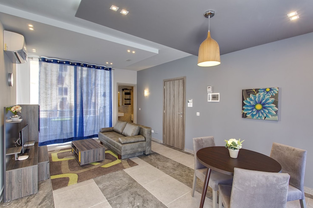 Modern Apt in a Prime Location, Wifi view 4