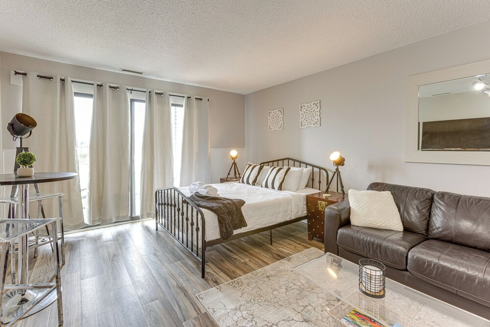 8 Mi to Traverse City: Bayside Couples Retreat