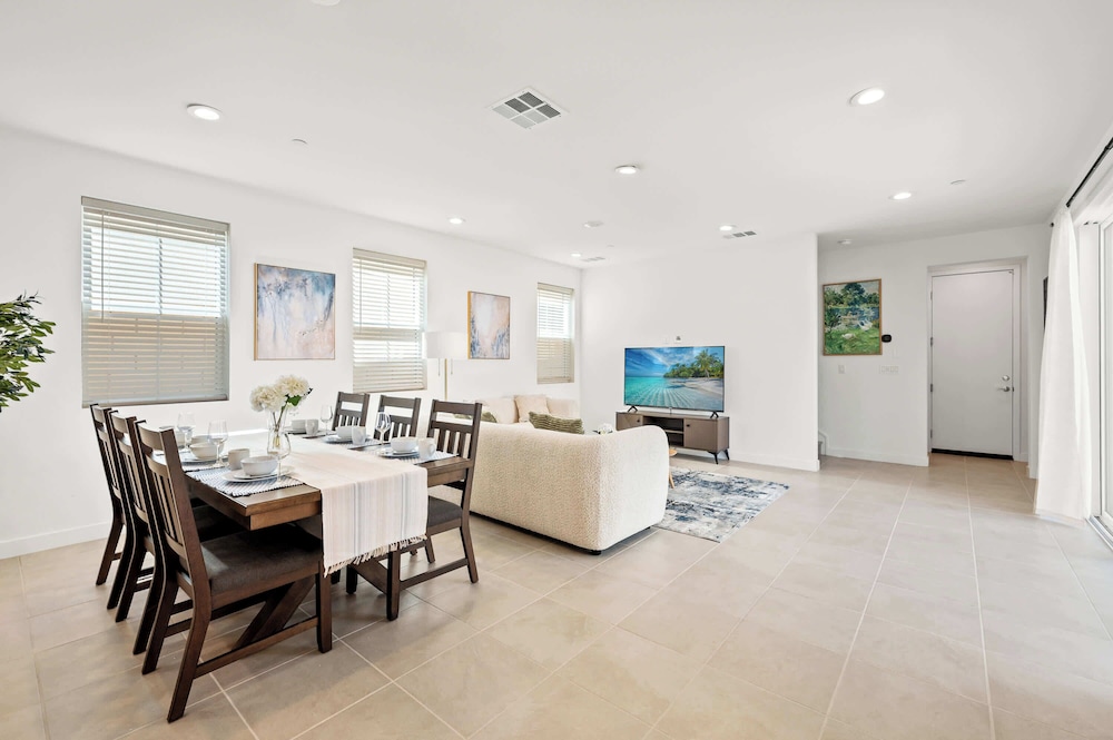 Stylish 3BR Oasis in Palm Desert Near El Paseo Zoo