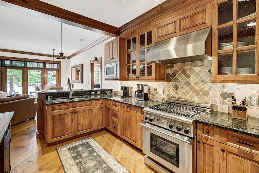 Ski-in Ski-out 1 Bdr+den In Exclusive Horizon Pass 1 Bedroom Condo by RedAwning