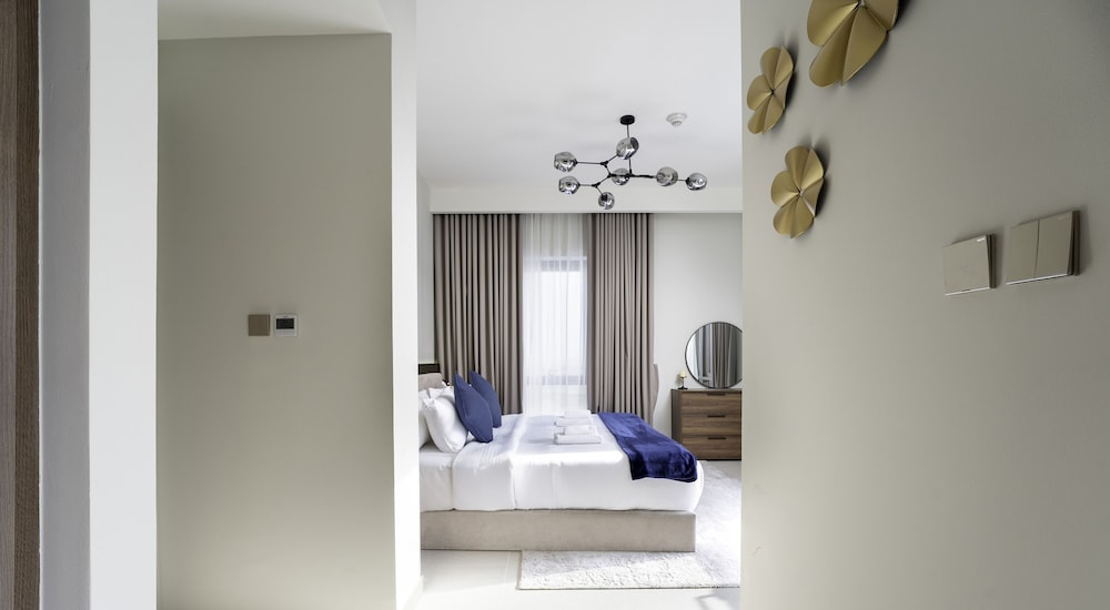 Chic 2 BR in Vida Residences Canal View