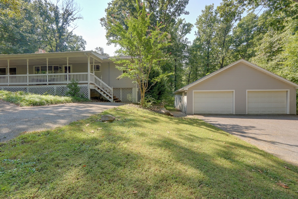 Harpers Ferry Cabin - Walk to Private Lake! - Property Image 4