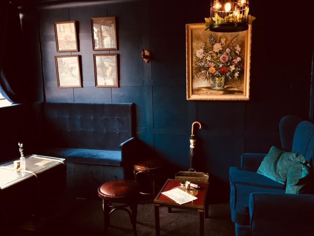Gin Lounge Rooms