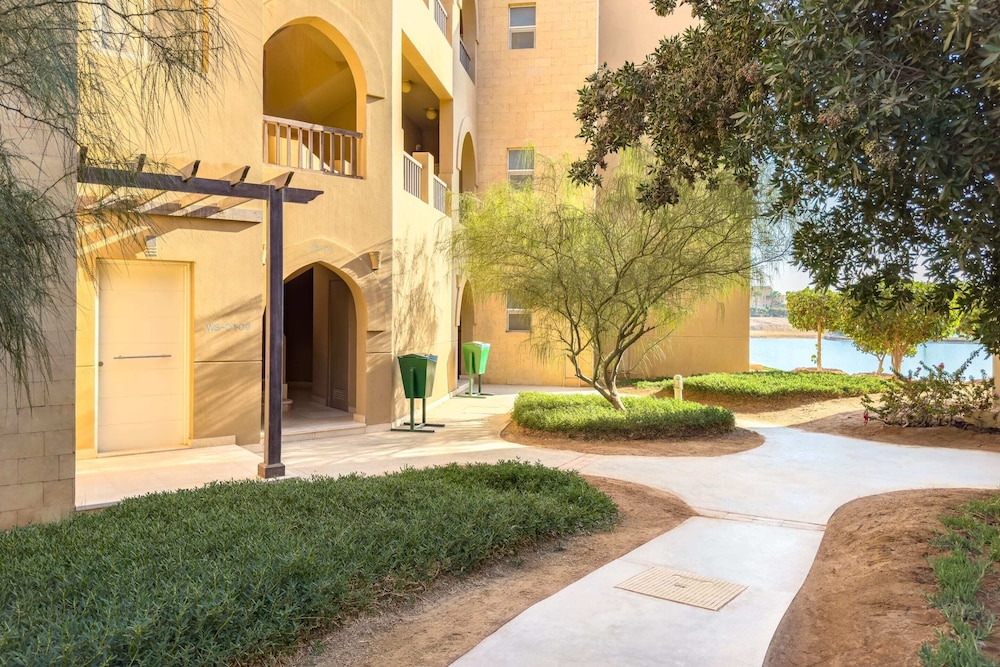 Xuru Stays I The 2bdr Warmhearted Waterside Apt